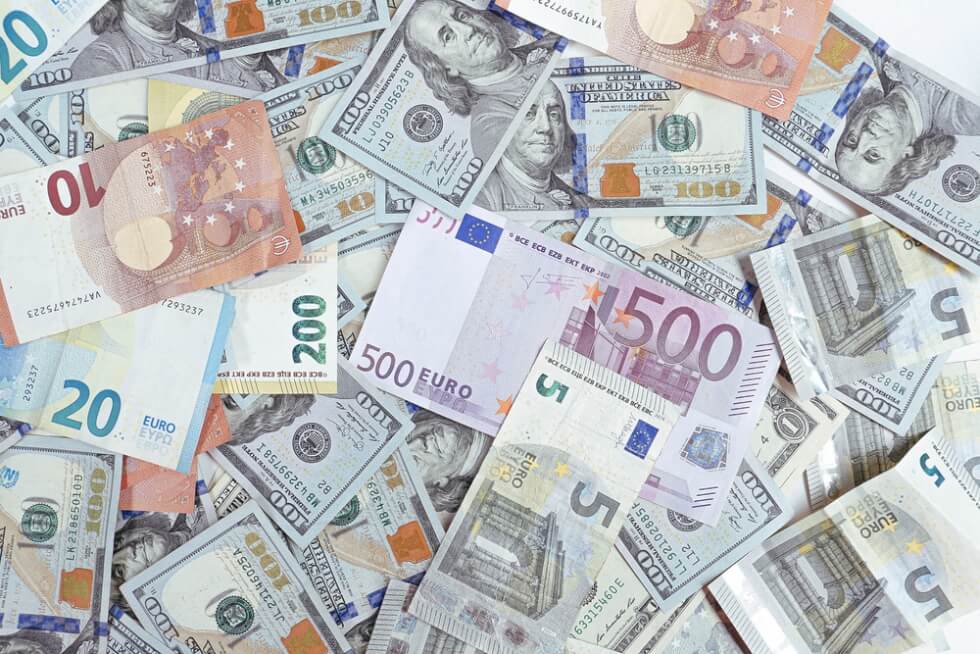 Notas de dólar e euro