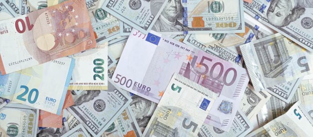 Notas de dólar e euro