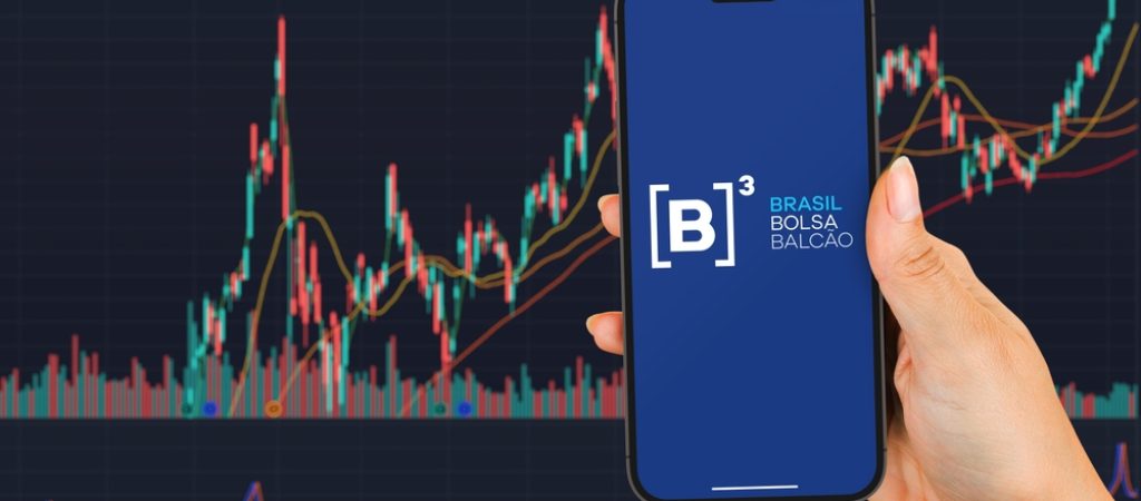 Female,Hand,Holding,A,Smartphone,Iphone,14,Pro,With,B3